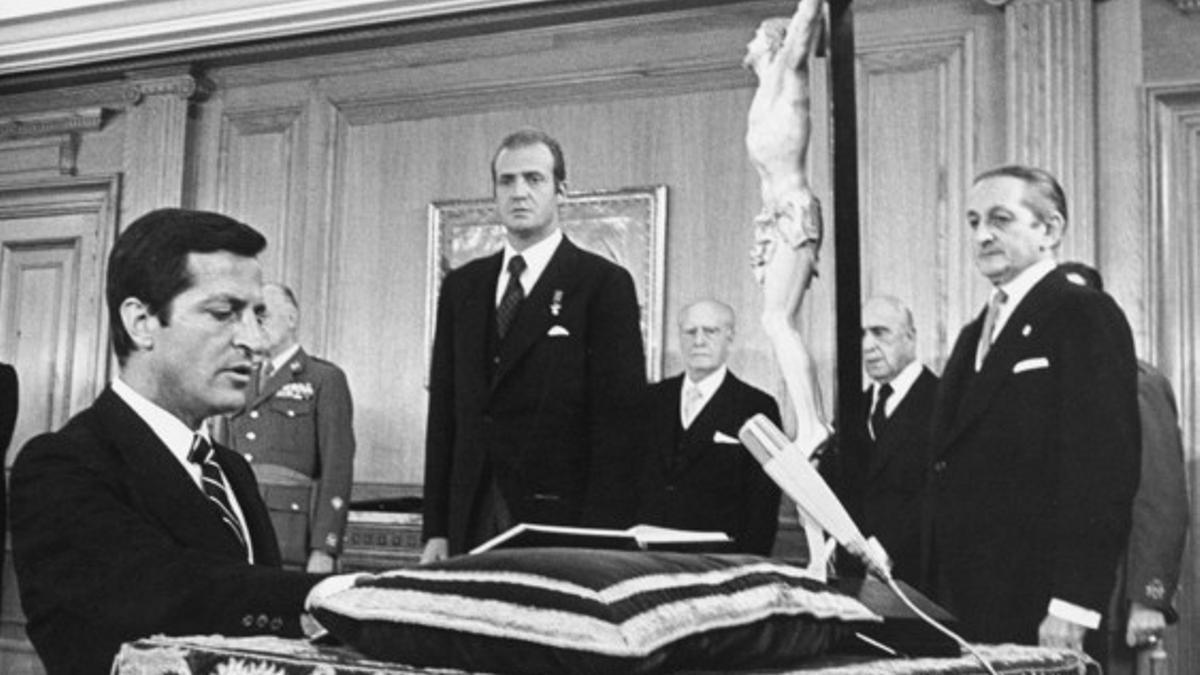 El 5 de julio de 1976 Suárez juró como presidente del Gobierno en la Zarzuela.