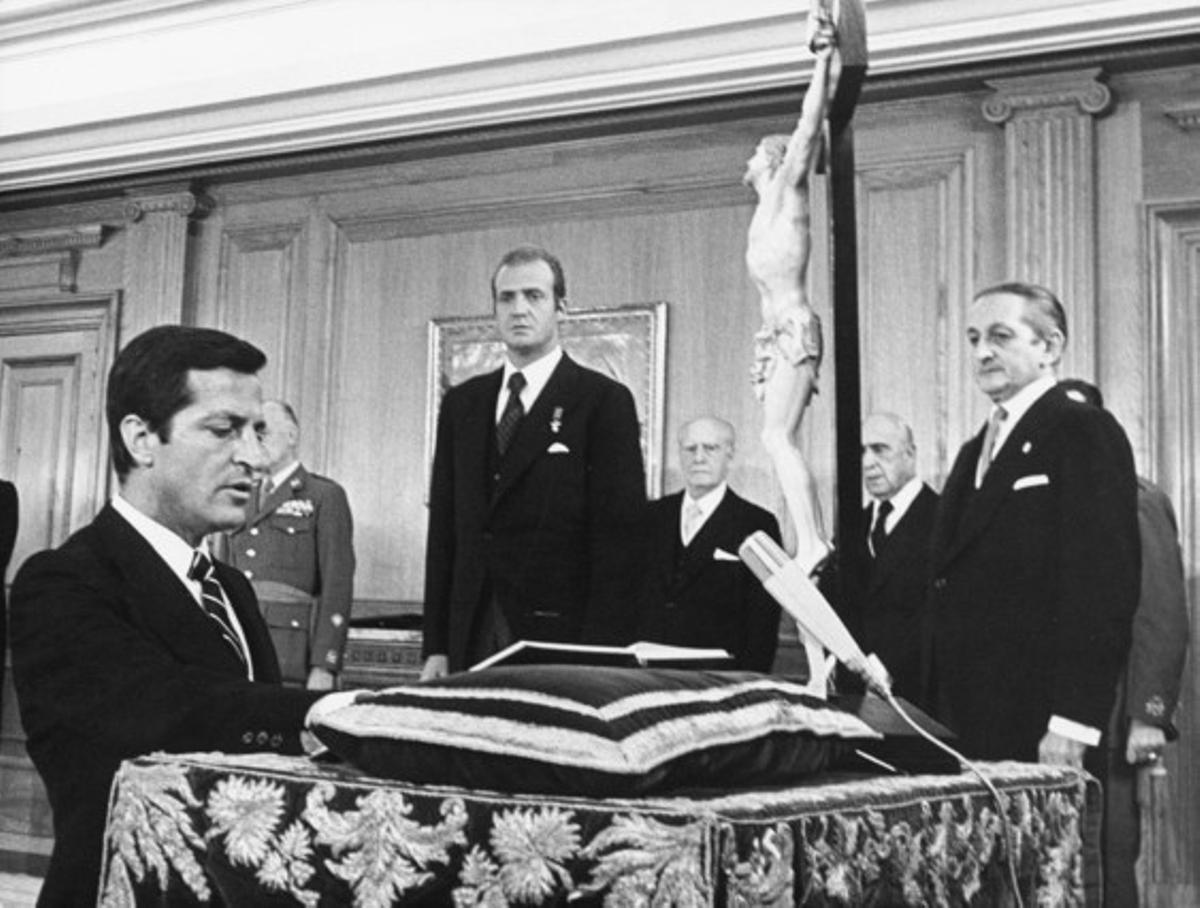 El 5 de juliol de 1976 Suárez va jurar com a president del Govern a la {Zarzuela}.