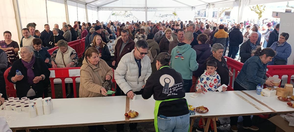 Asistentes á degustación popular da Festa do Bolo do Pote.