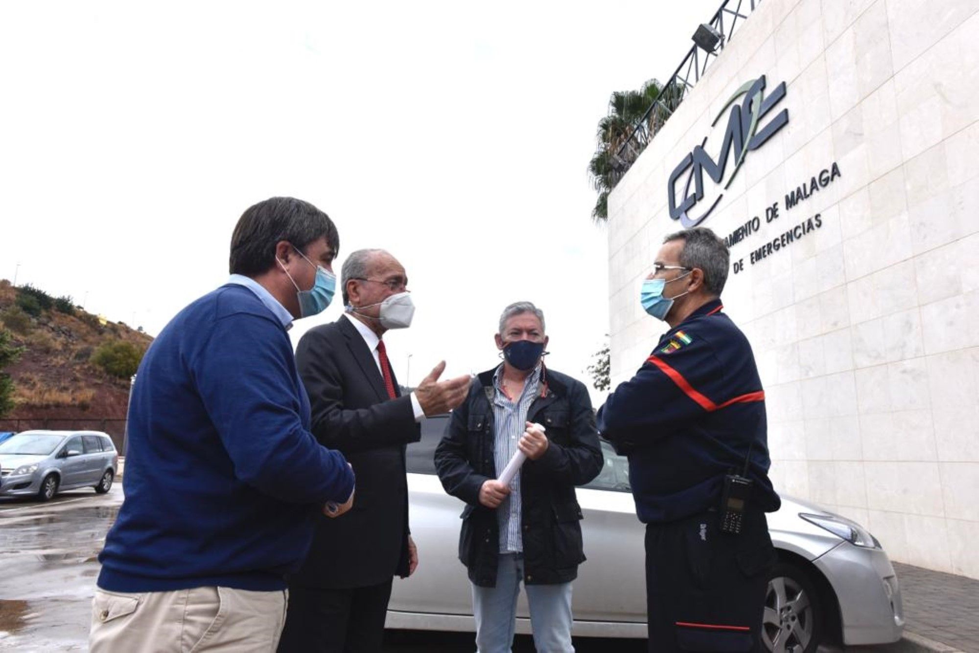 El alcalde visita los servicios municipales de guardia esta Nochebuena