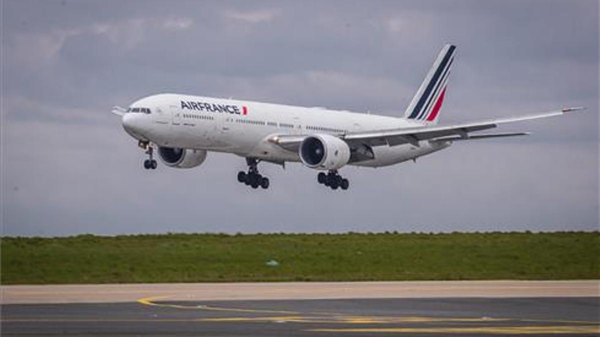 Un Boeing 777 de Air France despega en el aeropuerto de Roissy, cerca de París.