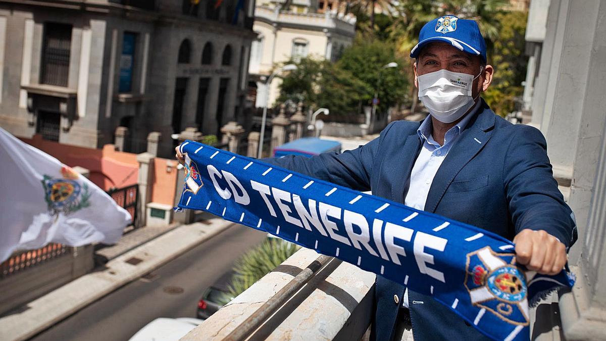 José Manuel Bermúdez ataviado con los colores del CD Tenerife.