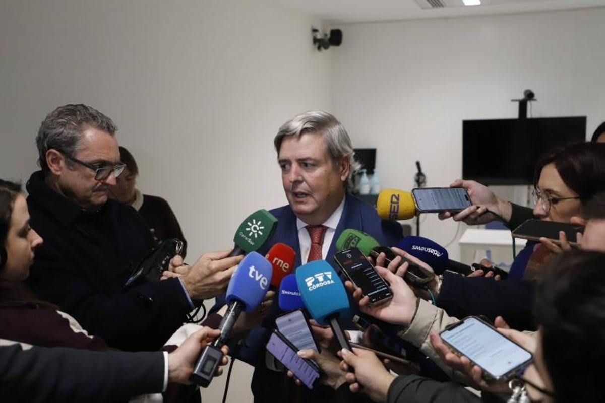 Fernando Sobrón atiende a los medios de comunicación tras el accidente de trenes de Adamuz.