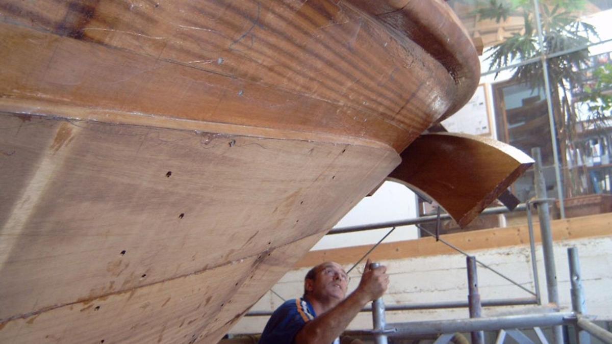 Uno de los maestros de la carpintería naval de madera trabajando en la construcción de una embarcación en los astilleros Triñanes de Boiro