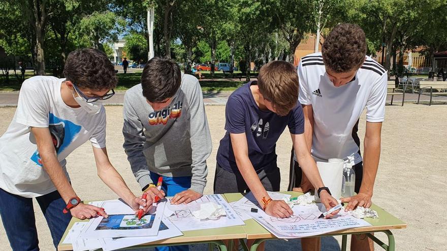 Edición de 2022 8 Cuatro jóvenes alumnos del Tiempos Modernos, preparados para jugar con los números. | EL PERIÓDICO