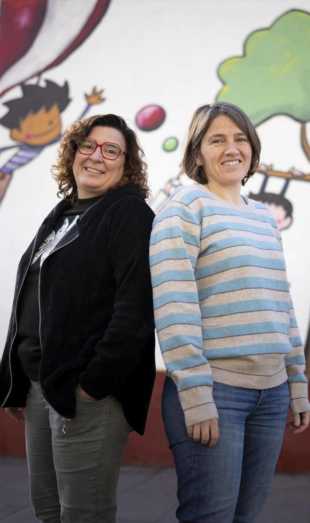 La Patrícia (esquerra) i la Gina, aquesta setmana a l’escola. | FERRAN NADEU