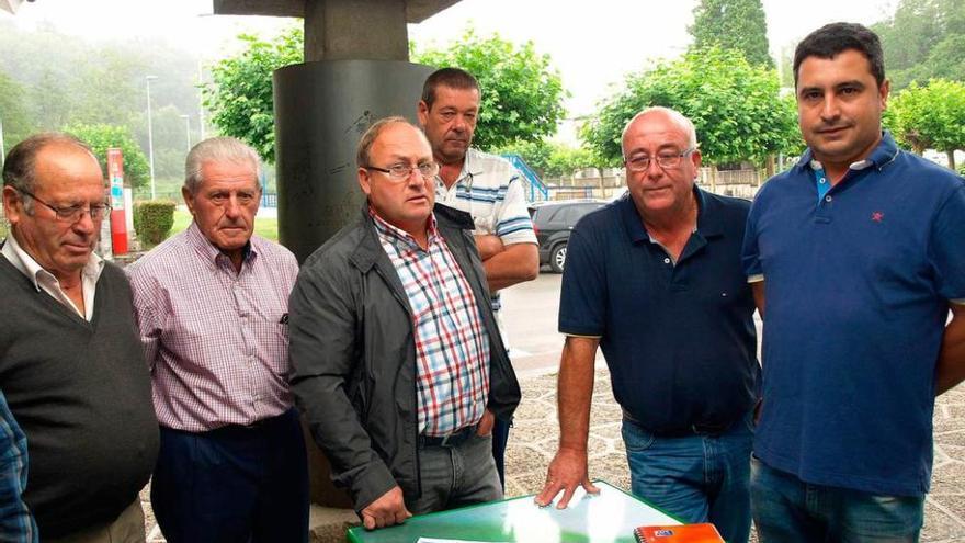 Por la izquierda, José Antonio García, Florentino Cueto, Manuel Ángel Noval (alcalde de barrio), Ignacio Cueto, Juan José Martínez Parajón (presidente de la cooperativa) y Javier Rodríguez Morán (concejal de Obras), en Lieres.