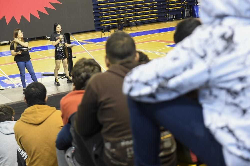 La diputada Carla Antonelli, con estudiantes de Secundaria en el Centro Insular de Deportes