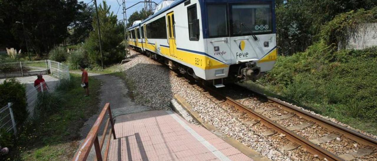 Un convoy, entrando en la estación de Raíces.