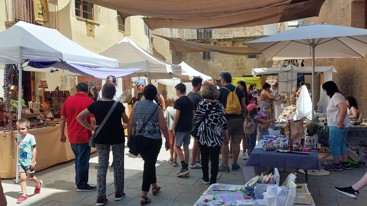 Visitants passejant per Biosca, en la 3a edició de la festa de la Baquiol