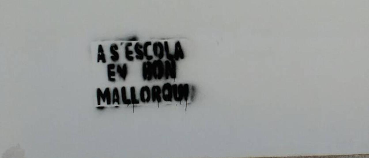 El otro graffiti reclama una escuela en &#039;bon mallorquí&#039;.