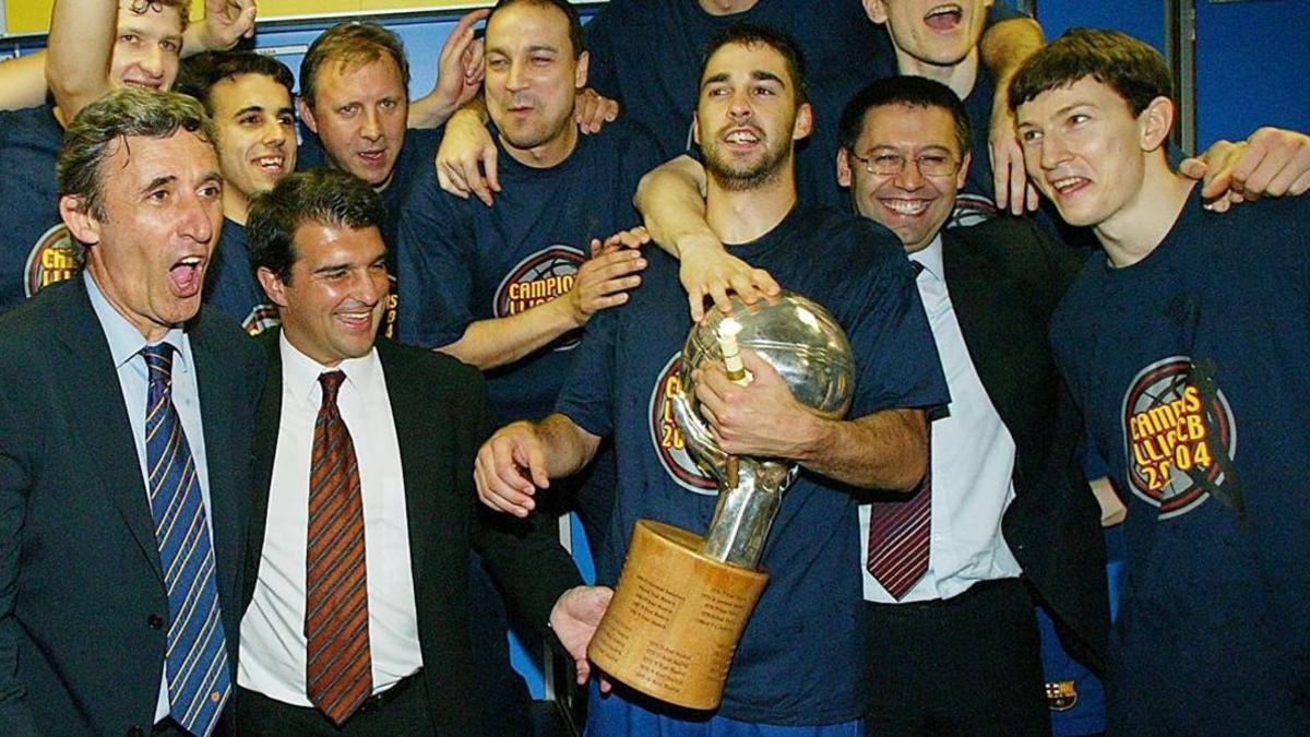Junio de 2004: Laporta y Bartomeu celebran la Liga de baloncesto.