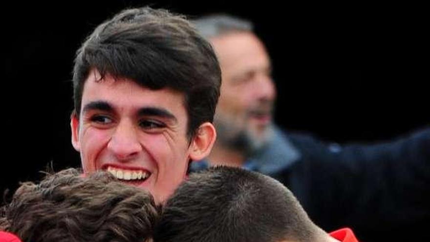 Los jugadores del Arosa celebran el tercer tanto de la tarde. // I. Abella