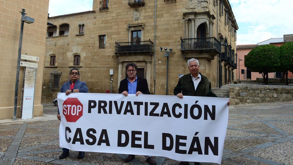Pancarta contra el uso privado de la Casa del Deán de Plasencia.