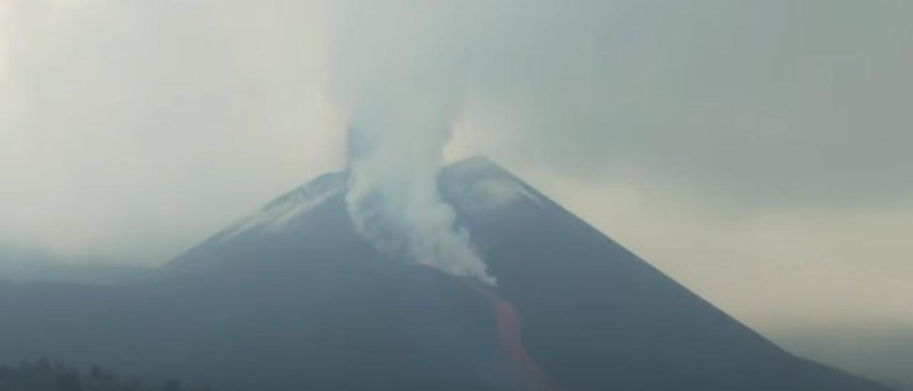 Momento del desbordamiento de lava en el volcán de la Palma.