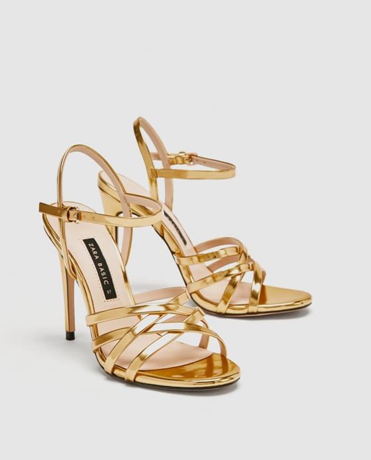 Sandalias oro de Zara. (Precio: 29, 95 euros)