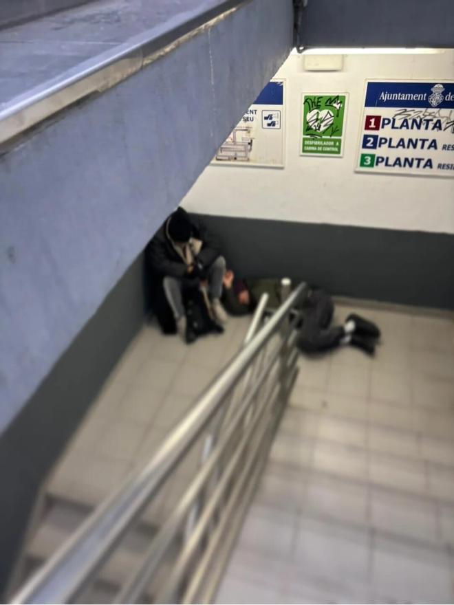 Drogadictos e indigentes en los accesos del parking de la calle Manacor de Palma