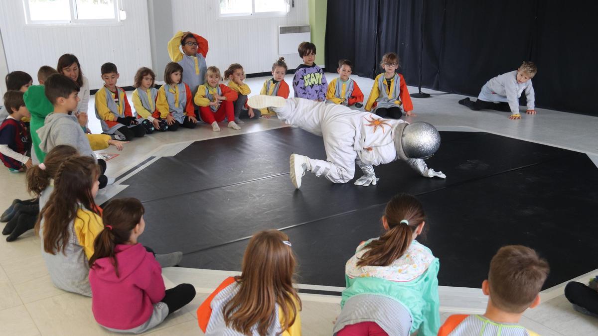 Una ballarina interpreta una astronauta davant d'alumnes de l'escola Bosc de la Pabordia de Girona, l'any 2022.