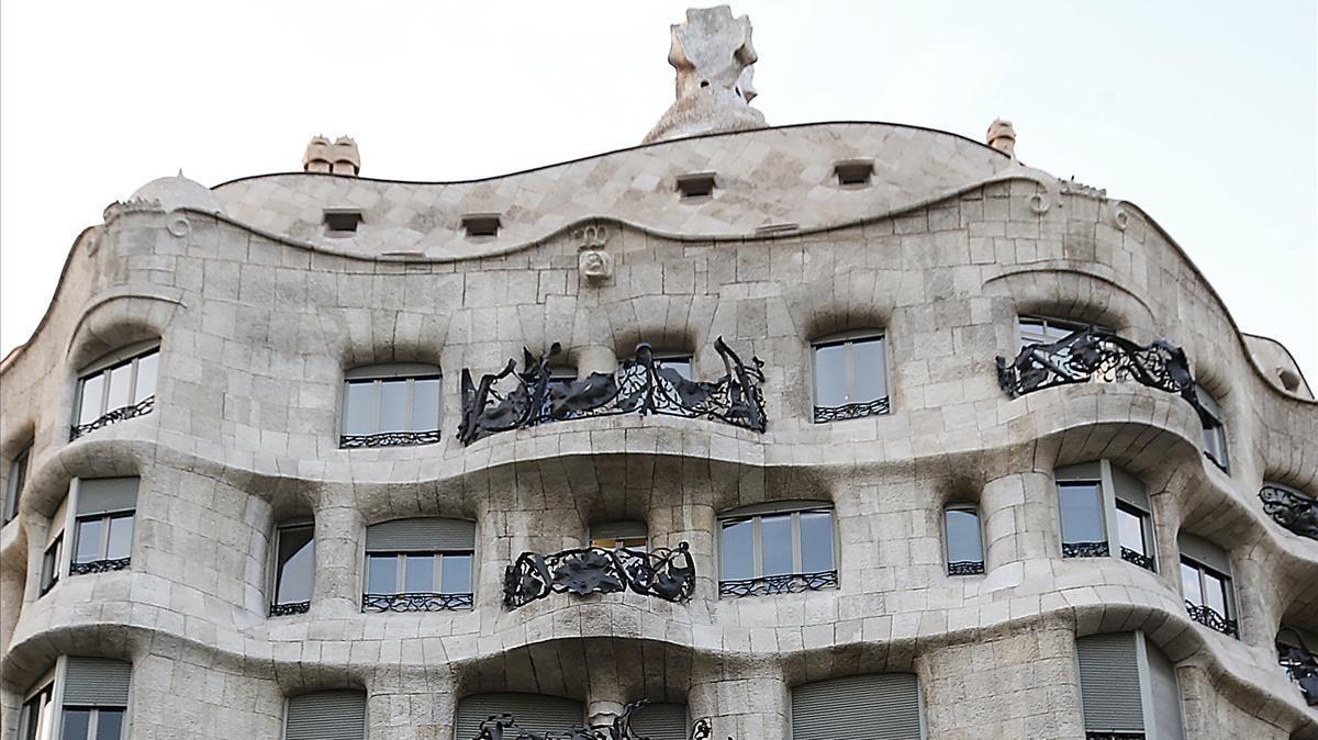 ealos30198588 barcelona 25 6 2015    la pedrera fotografiada por turistas 171005192626