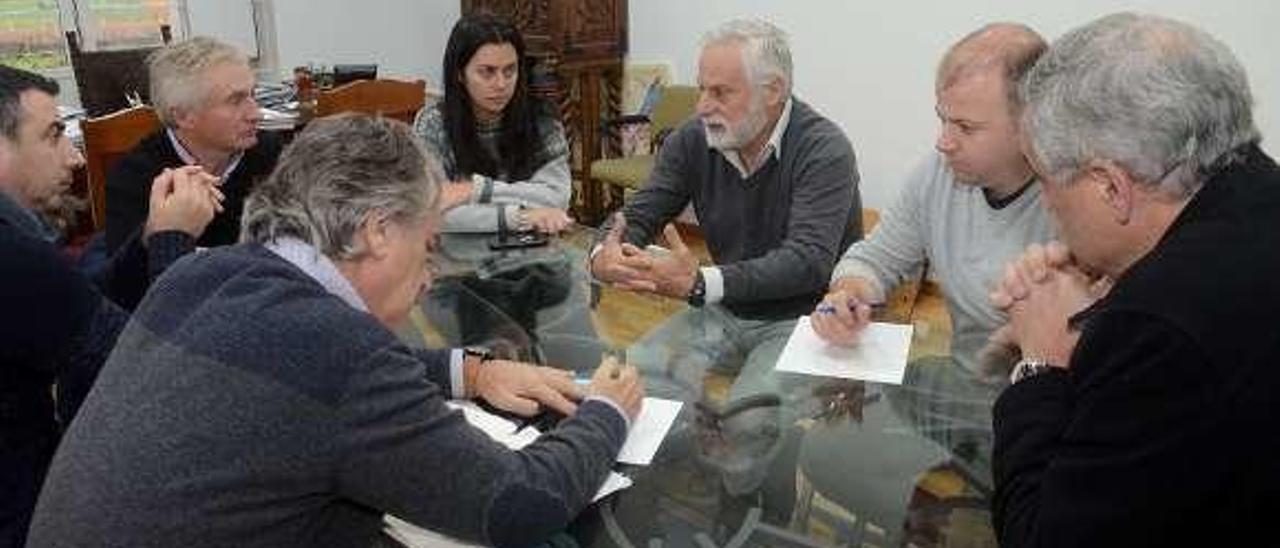 Una reunión del comité de crisis del Umia con Fernando Cobo. // N.P.