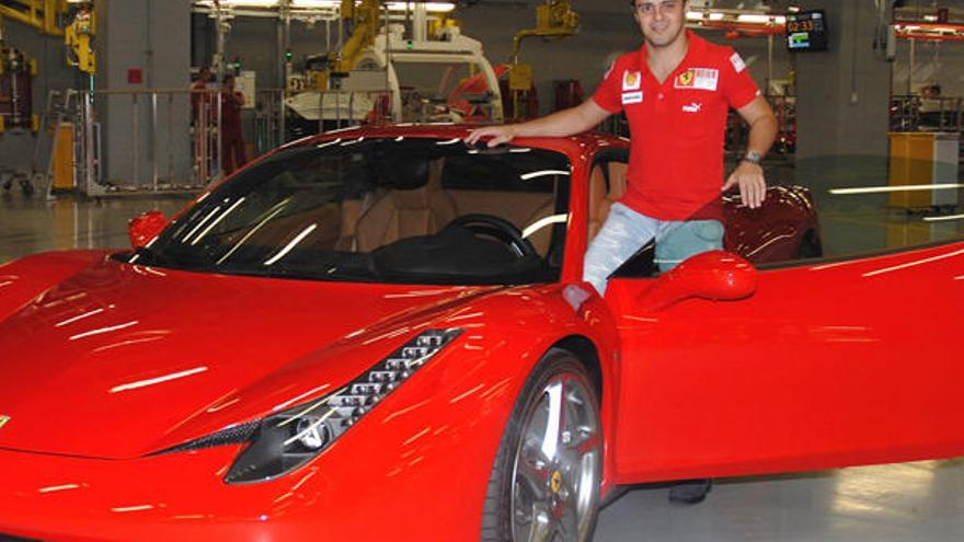 Felipe Massa posa con un Ferrari Maranello