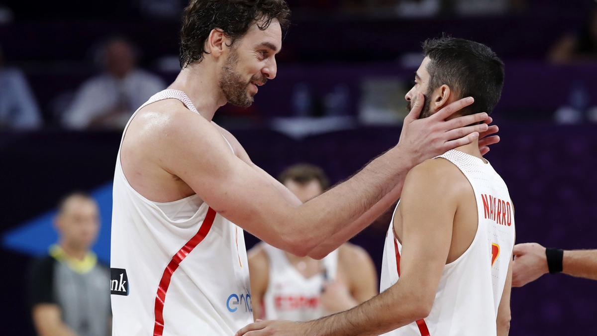 Pau Gasol celebra con Navarro la victoria en el partido por el bronce