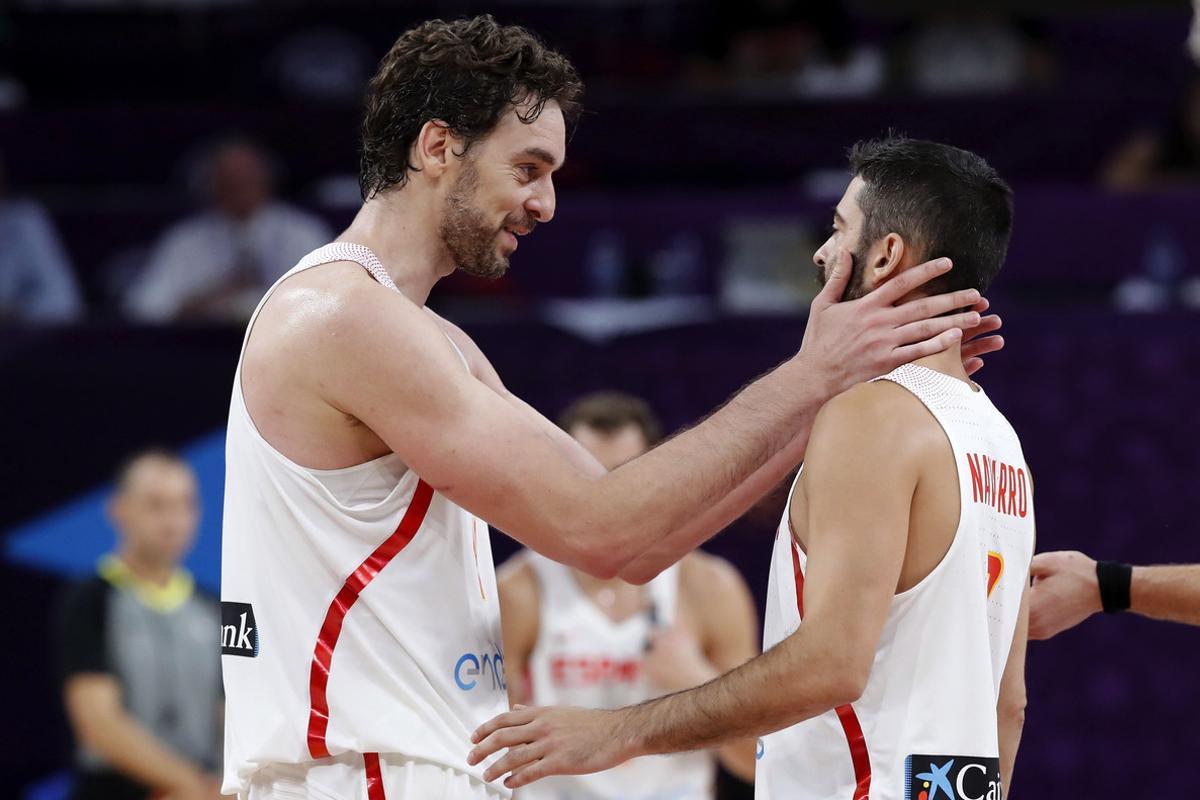 GRA301. ESTAMBUL (TURQUÍA) , 17/09/2017.- Los jugadores de la selección española de baloncesto Pau Gasol (i) y Juan Carlos Navarro (d) celebran su victoria ante Rusia por 93-85 en el partido por el tercer y cuarto puesto del Eurobasket 2017 disputado hoy en Estambul. EFE/Juan Carlos Hidalgo