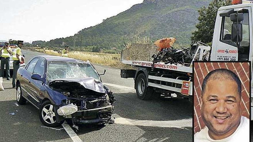 El coche del acusado y la motocicleta que pilotaba el agente de la Guardia Civil fallecido, tras el siniestro en sa Pobla en junio de 2009. El acusado, Georvel V, en el recuadro.