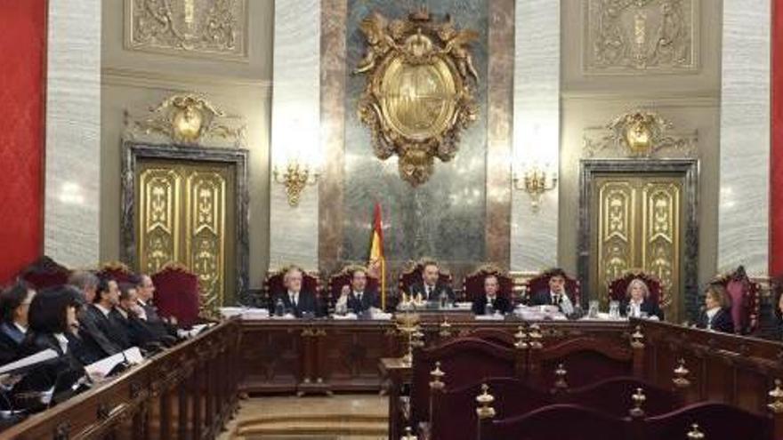 El tribunal y los letrados, durante la sesión de ayer.