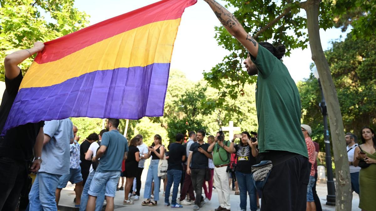 Cánticos cruzados en las concentraciones frente a la Cruz del Ribalta