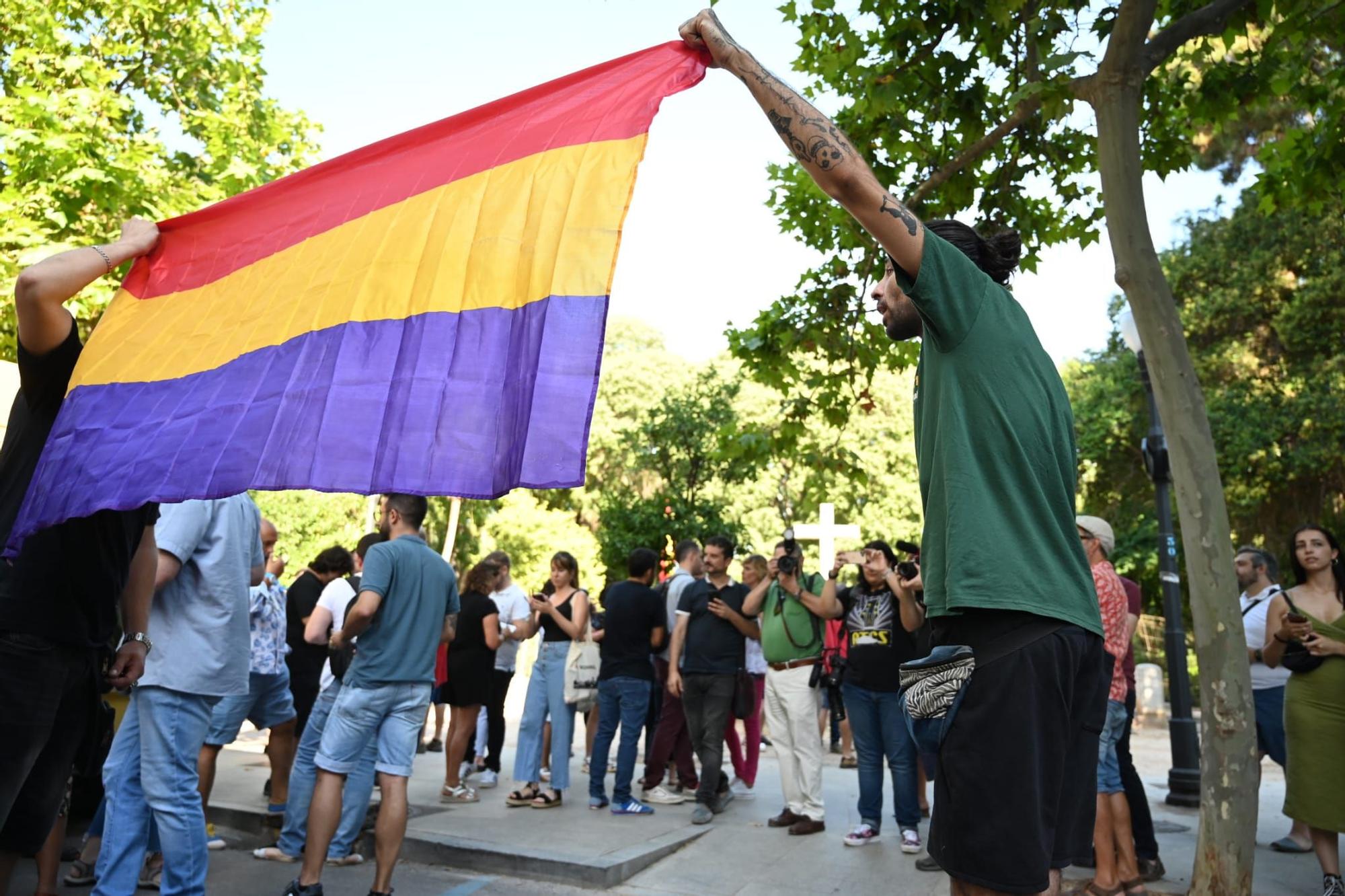 Tensión y concentraciones opuestas frente a la Cruz del Ribalta