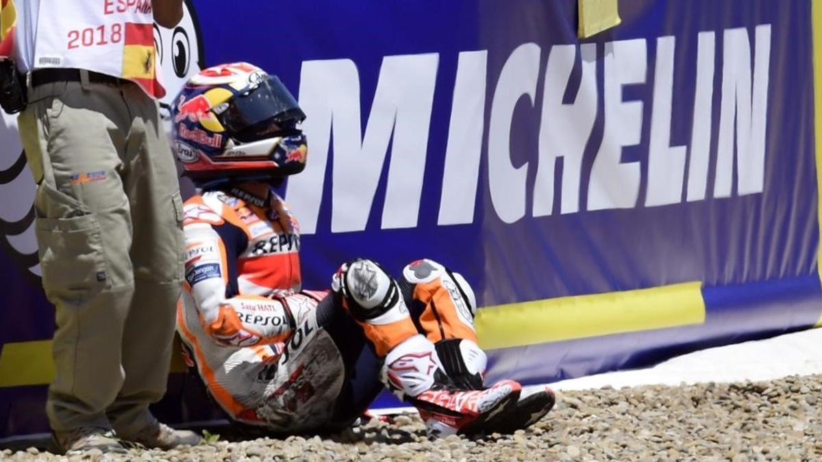 Dani Pedrosa (Honda), muy dolorido, espera la llegada de las asistencias tras el accidente con Andrea Dovizioso y Jorge Lorenzo.