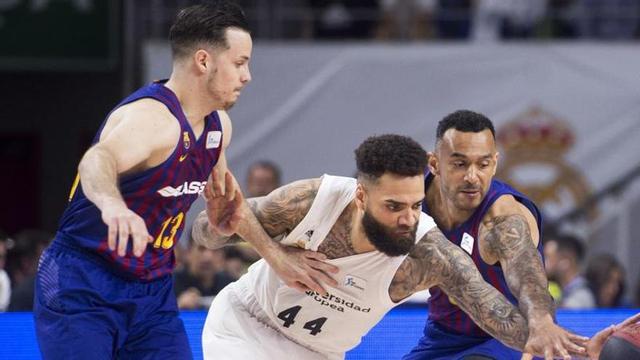 El sueco Jeffery Taylor (c), lucha con Thomas Heurtel (i) y Ádám Hanga.