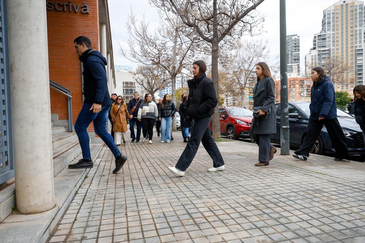 Despedida en València de las víctimas del naufragio de Indonesia: cientos de personas acuden al funeral