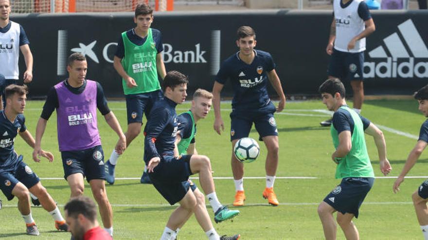 El Valencia CF espera esta tarde a su afición en Mestalla