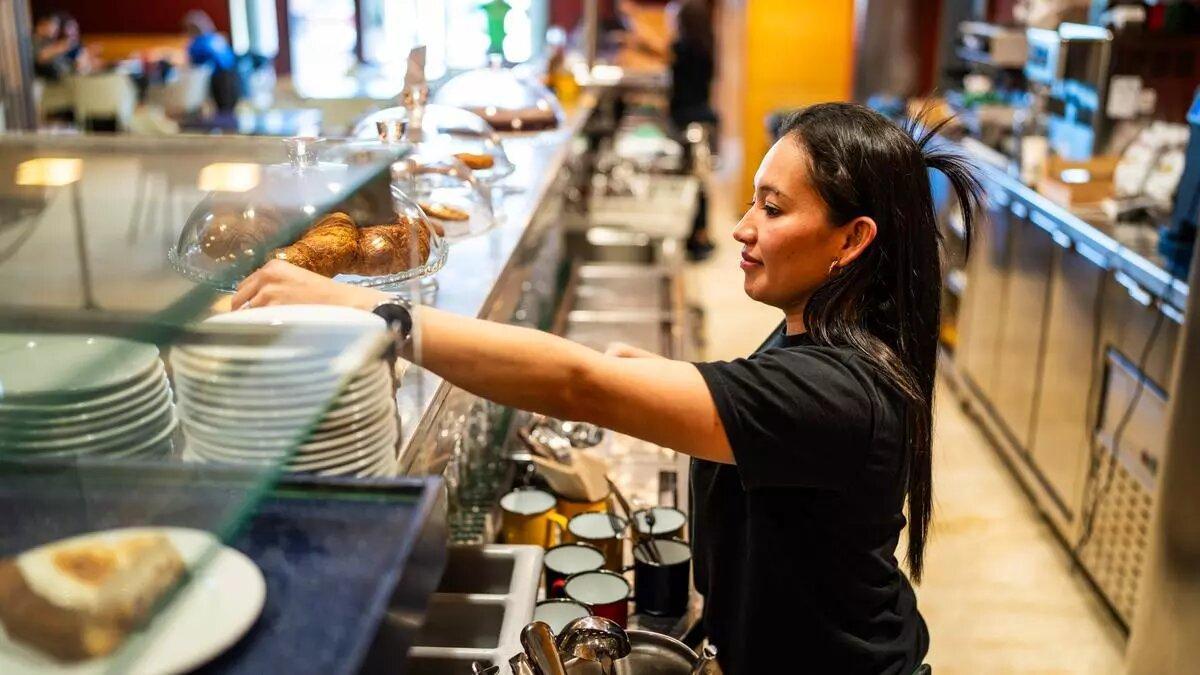 Una cambrera durant la seva jornada laboral en una imatge d’arxiu.
