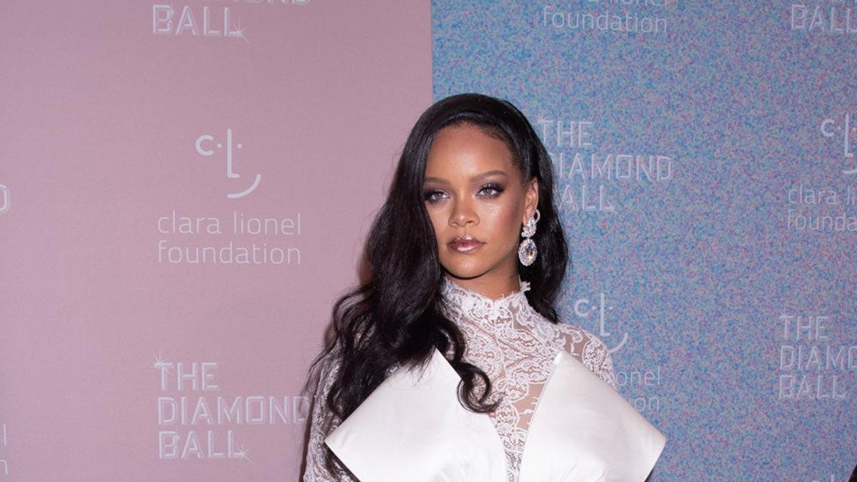 Rihanna se viste de novia para la alfombra roja - Woman