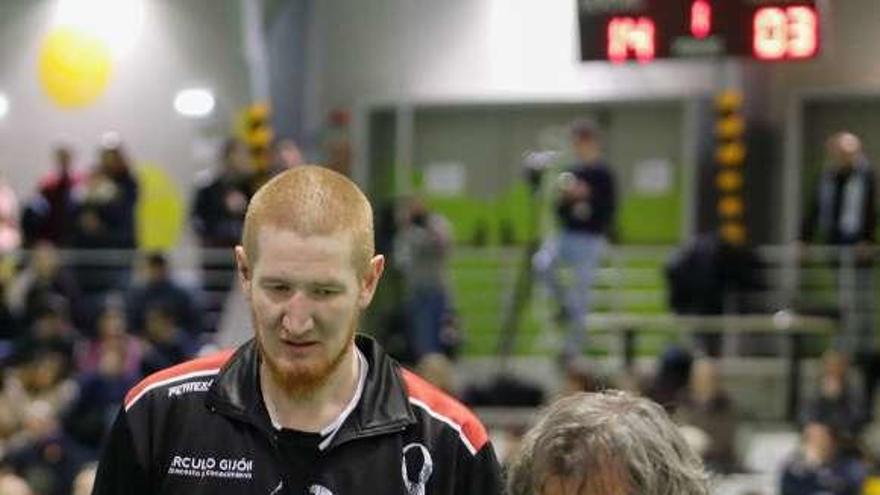 Nacho Galán da instrucciones a sus jugadores, con Robert Swift a su espalda, durante un partido.