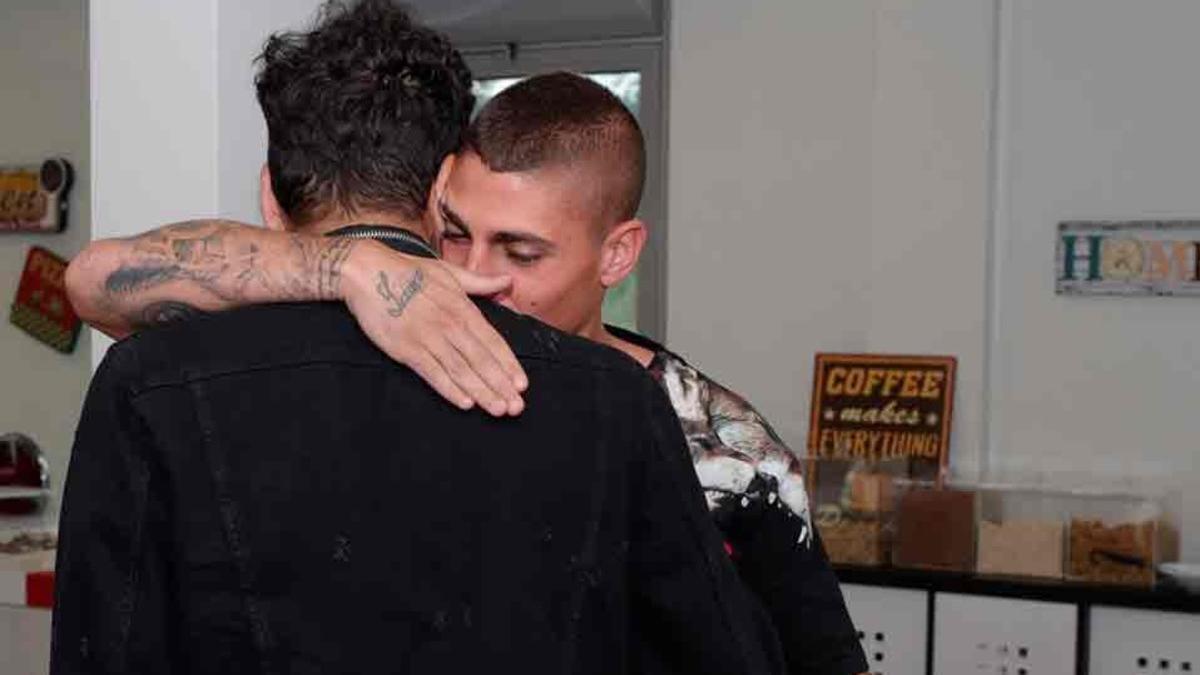 El abrazo de Dani Alves y Marco Verratti