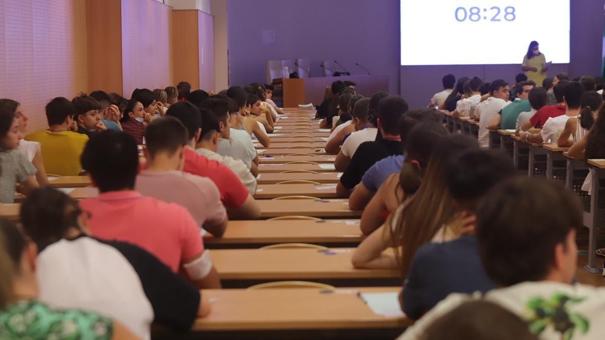 Estudiantes durante un examen de Selectividad en una de las aulas de la Facultad de Medicina y Enfermería de Córdoba en el año 2022.