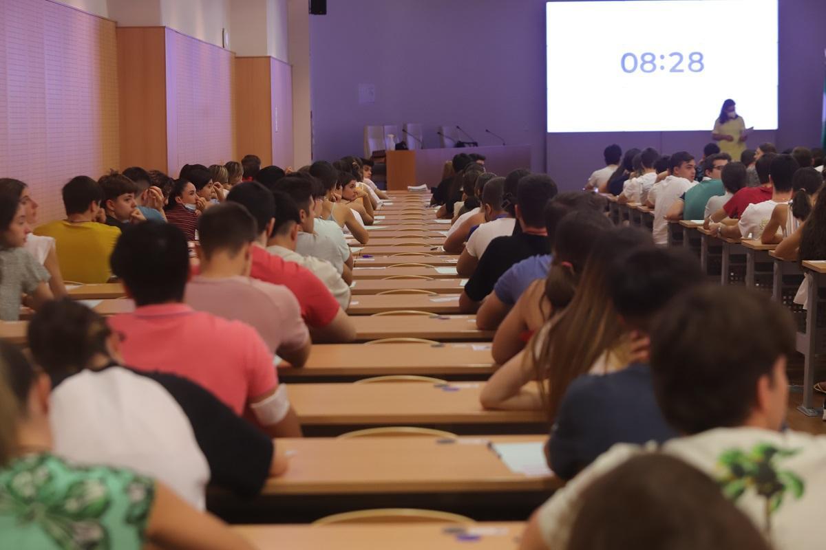 Estudiantes durante un examen de Selectividad en una de las aulas de la Facultad de Medicina y Enfermería de Córdoba en el año 2022.
