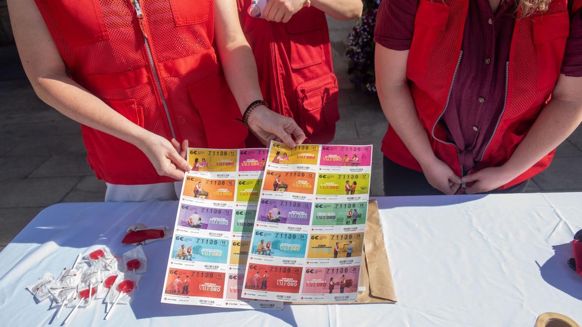 Trabajadoras de la Cruz Roja con el Sorteo de Oro, en la plaza de María Pita, en A Coruña.