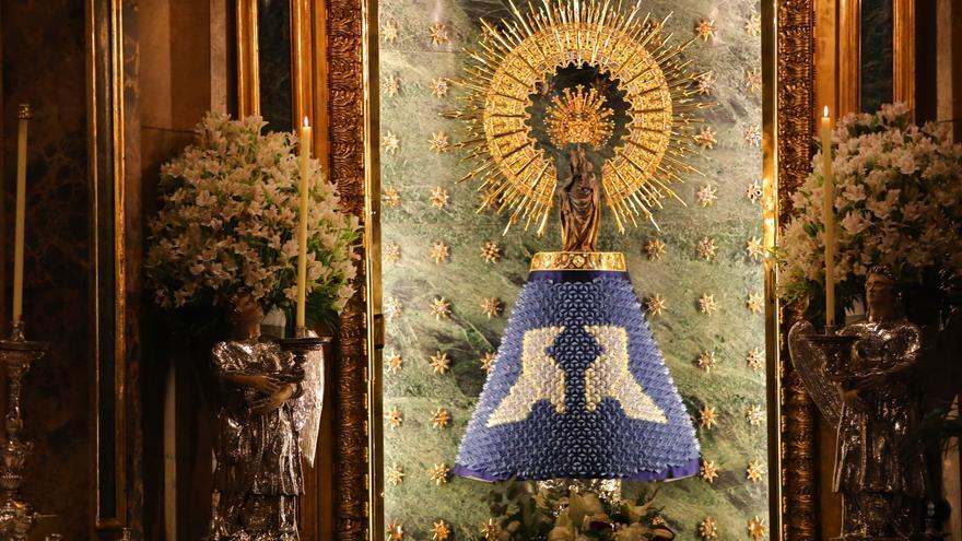 La Virgen del Pilar recuerda con un mantón de origami a la víctimas de la bomba atómica en Hiroshima