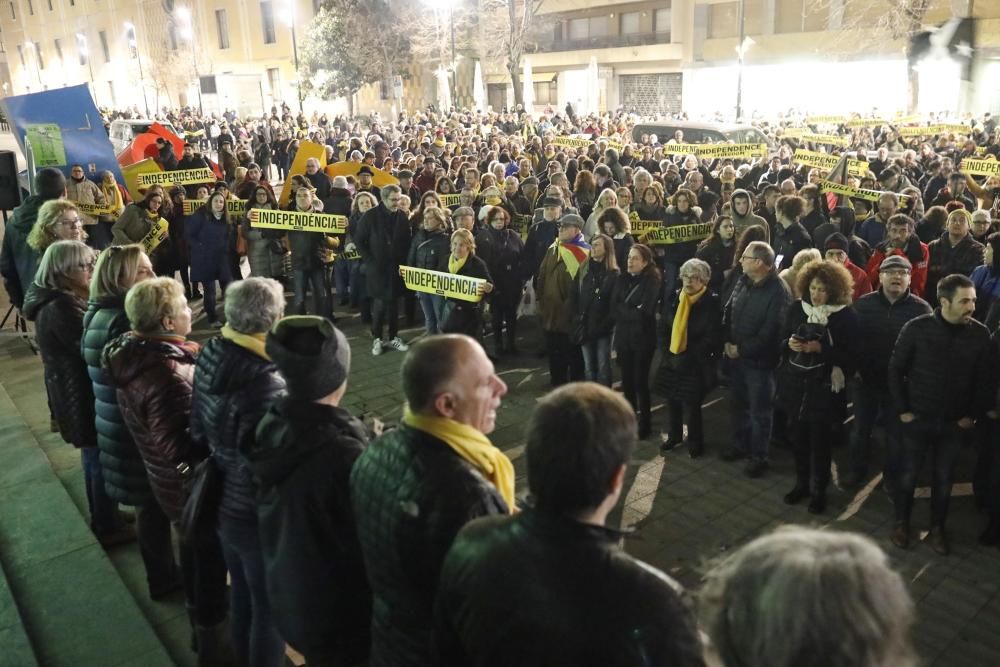 Manifestació a Girona en contra de la decisió de la JEC d'inhabilitar Torra