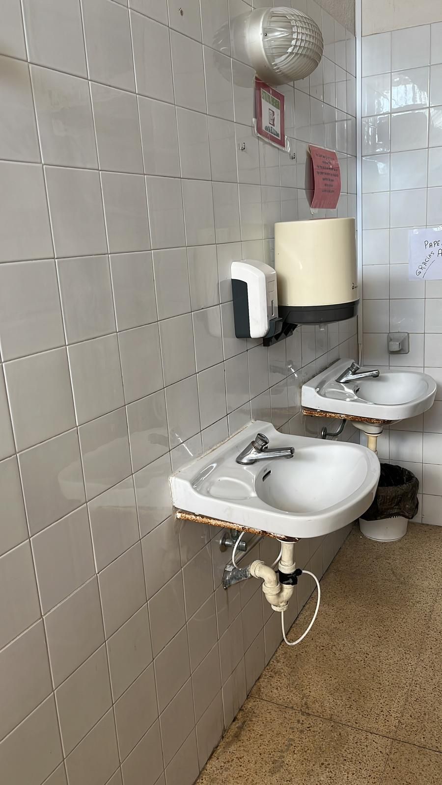Los baños del CEIP Eleonor Bosch siguen siendo los mismos que cuando se inauguró
