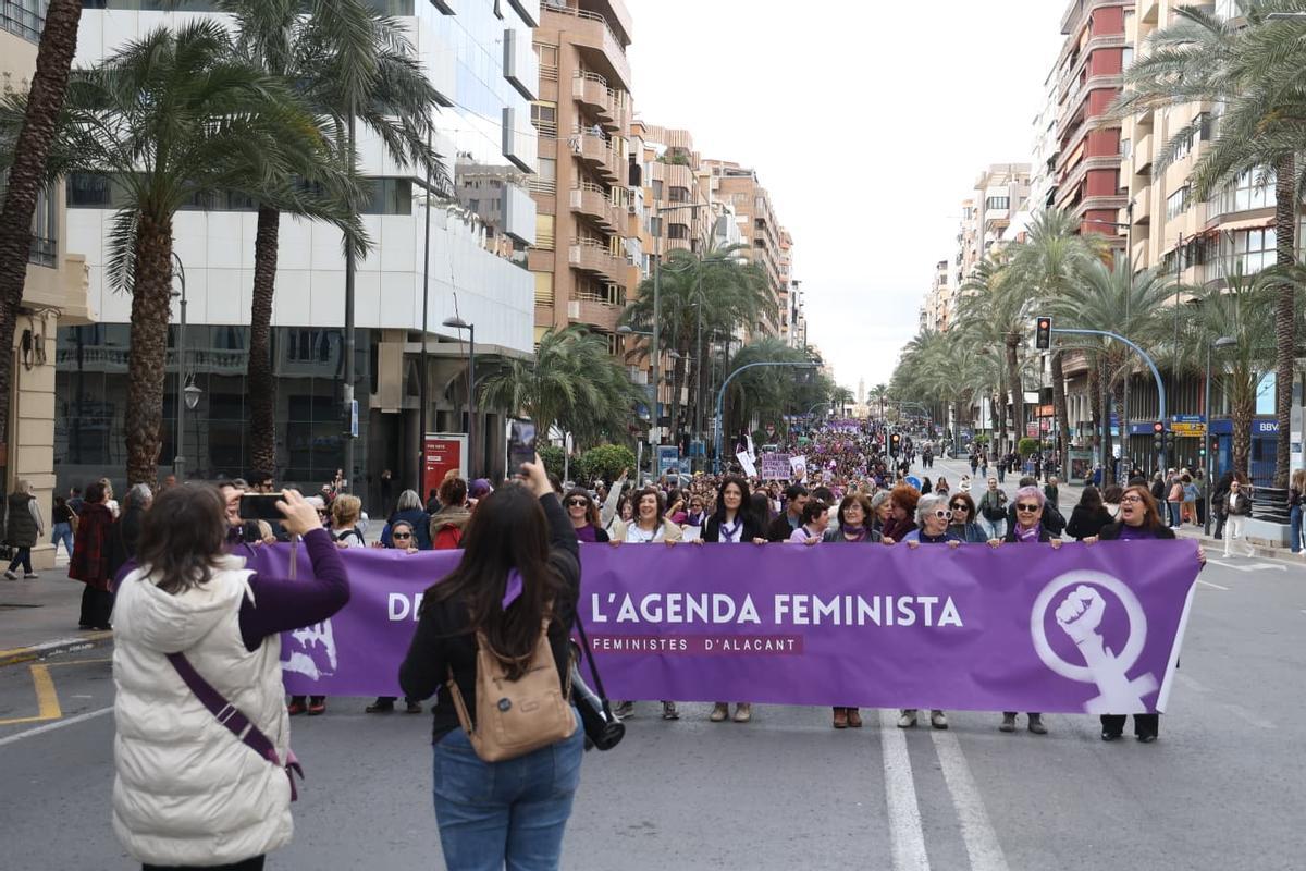 La multitudinaria marcha feminista en Alicante por el 8M, en imágenes
