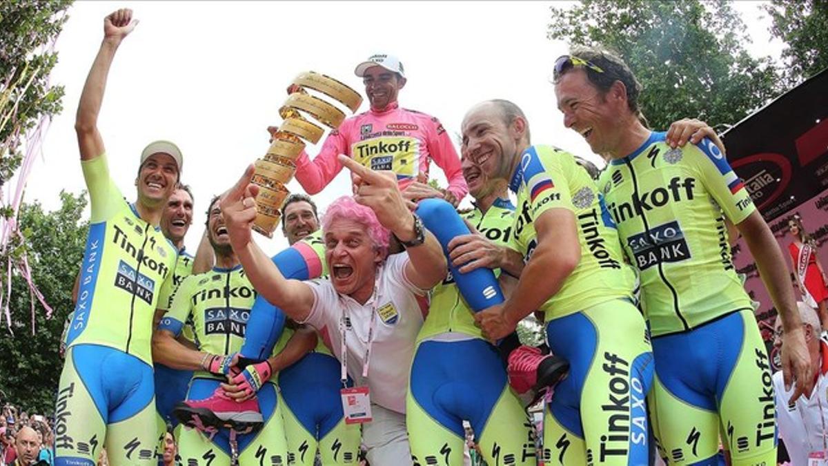 Contador, alzado por sus compañeros del equipo Tinkoff en el podio de Milán, con su director, el excéntrico magnate Oleg Tinkov, con el pelo teñido de rosa y haciendo una peineta.