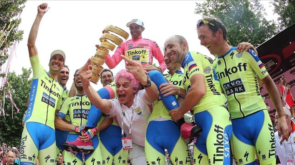 Contador, alçat pels seus companys de l’equip Tinkoff al podi de Milà, amb el seu director, l’excèntric magnat Oleg Tinkov, amb els cabells tenyits de rosa i fent una botifarra.