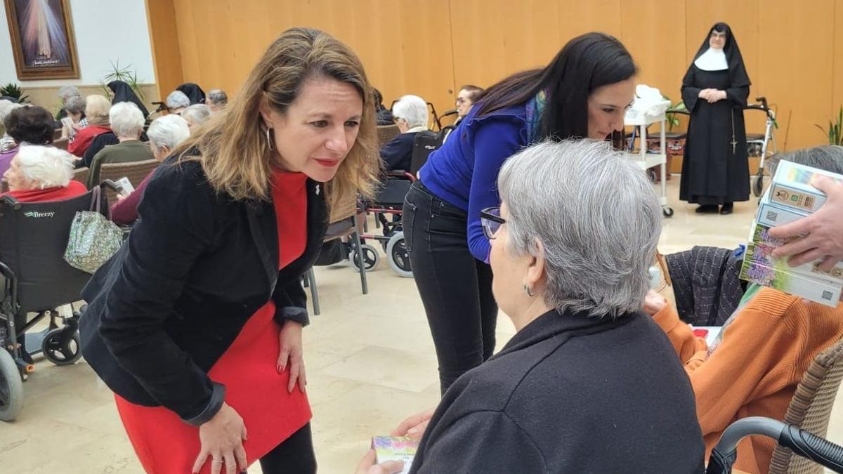 La alcaldesa, Begoña Carrasco, conversa con usuarias del asilo.