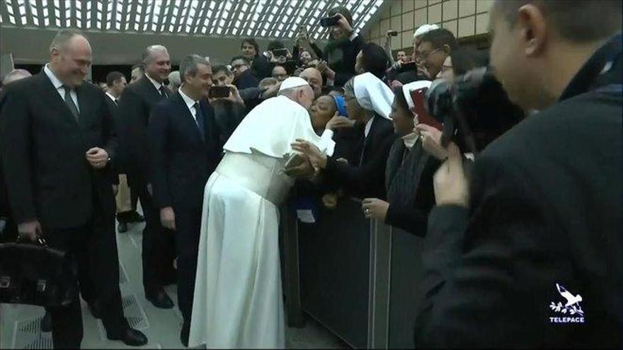 El Papa bromea con una monja: &quot;Te doy un beso, pero tú no me muerdes&quot;